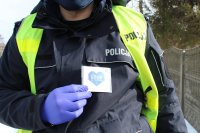 policjant wydziału ruchu drogowego z zawieszką w kształcie serca