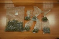 Marihuana leży w plastikowych workach na biurku