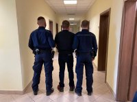 Zatrzymany mężczyzna posiadający znaczne ilości środków odurzających prowadzony przez dwóch umundurowanych policjantów