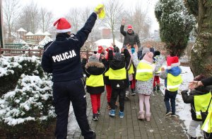 Przedszkolaki podczas zabawy edukacyjnej.