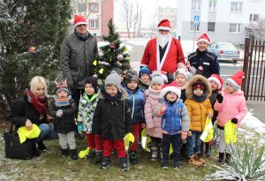 Wspólne zdjęcie gości i przedszkolaków.