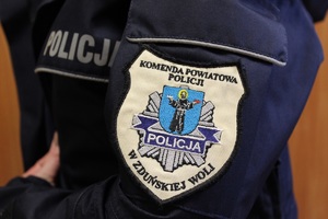 Naszywka na rękawie kurtki z napisem: Komenda Powiatowa Policji w Zduńskiej Woli