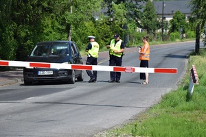 funkcjonariusz różnych służb podczas działań