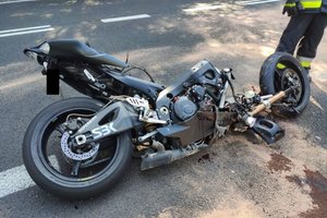 Zdjęcie rozbitego motocykla.