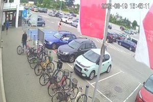 Zapis z monitoringu podczas kradzieży roweru, widać jak złodziej wystawia rower ze stojaka.