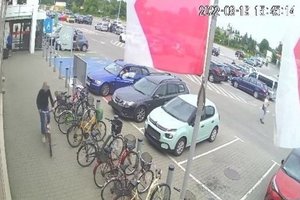 Zapis z monitoringu podczas kradzieży roweru, widać jak złodziej odjeżdża rowerem.