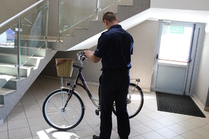 Skradziony rower, odzyskany podczas przeszukania w mieszkaniu zatrzymanego.