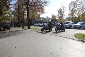 policjanci na motorach czuwający nad bezpieczeństwem w rejonie cmentarza