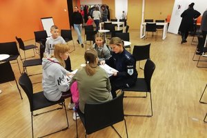 policjantka podczas rozmów z uczestniczkami spotkania