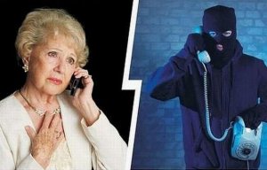 Zdjęcie jest podzielone na pół, po lewej stronie widać starszą panią, która trzyma słuchawkę telefonu przy uchu, a po prawej stronie zdjęcia jest osoba ubrana na czarno, z zasłoniętą twarzą, również rozmawia przez telefon.