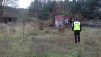 Policjant dochodzi do opuszczonych budynków, by sprawdzić, czy nie ma tam osób bezdomnych