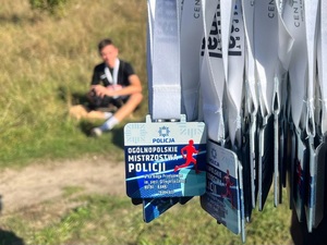 Medal, w kształcie kwadratu z napisem: Ogólnopolskie Mistrzostwa Policji w XX Biegu Przełajowym im. Grzegorza Załogi Hutki Kanki 29.09.2023