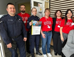 Policjanci oraz wolontariusze z Fundacji DKMS pozują do grupowego zdjęcia