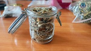 Na stole, w słoiku jest susz.