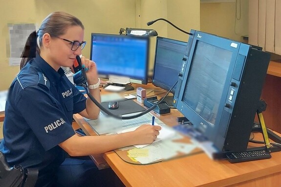 Na zdjęciu policjantka rozmawia przez telefon.