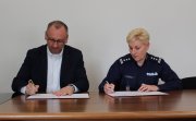 Komendant Powiatowy Policji w Zduńskiej Woli insp. Małgorzata Mączyńska w gabinecie Prezydenta Miasta Zduńska Wola Konrada Pokory podpisuje porozumienie.
