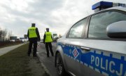 zdjęcie poglądowe. Po prawej stronie radiowóz  obok policjanci w mundurach