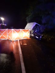 zdjęcie z miejsca wypadku drogowego w miejscowości Strzelce. Na zdjęciu  na środku widać parawan straży pożarnej , po lewej stronie widać samochód ciężarowy  który wjechał do rowu.