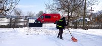 na fotografiach widać radiowóz policji oraz straży pożarnej oraz strażaków odśnieżających posesje mieszanki gminy Opoczno