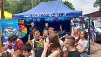 zdjęcia przedstawiają piknik edukacyjny w Mroczkowie. Widać na nich dzieci skupione wokół namiotu Policji, umundurowanych policjantów, scenę na której odbywają się występy artystyczne najmłodszych. Fotografia chłopca w kasku policyjnym z tarczą na tle baneru Zostań  Policjantem, Zbiorowe zdjęcia z uczestnikami pikniku.