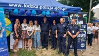 zdjęcia przedstawiają piknik edukacyjny w Mroczkowie. Widać na nich dzieci skupione wokół namiotu Policji, umundurowanych policjantów, scenę na której odbywają się występy artystyczne najmłodszych. Fotografia chłopca w kasku policyjnym z tarczą na tle baneru Zostań  Policjantem, Zbiorowe zdjęcia z uczestnikami pikniku.