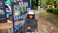 zdjęcia przedstawiają piknik edukacyjny w Mroczkowie. Widać na nich dzieci skupione wokół namiotu Policji, umundurowanych policjantów, scenę na której odbywają się występy artystyczne najmłodszych. Fotografia chłopca w kasku policyjnym z tarczą na tle baneru Zostań  Policjantem, Zbiorowe zdjęcia z uczestnikami pikniku.