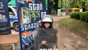 zdjęcia przedstawiają piknik edukacyjny w Mroczkowie. Widać na nich dzieci skupione wokół namiotu Policji, umundurowanych policjantów, scenę na której odbywają się występy artystyczne najmłodszych. Fotografia chłopca w kasku policyjnym z tarczą na tle baneru Zostań  Policjantem, Zbiorowe zdjęcia z uczestnikami pikniku.