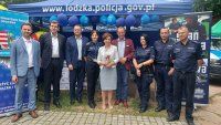 zdjęcia przedstawiają piknik edukacyjny w Mroczkowie. Widać na nich dzieci skupione wokół namiotu Policji, umundurowanych policjantów, scenę na której odbywają się występy artystyczne najmłodszych. Fotografia chłopca w kasku policyjnym z tarczą na tle baneru Zostań  Policjantem, Zbiorowe zdjęcia z uczestnikami pikniku.