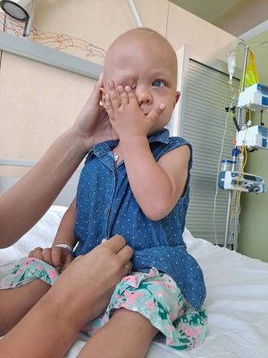 2 letnia zapłakana dziewczynka