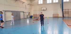 sala gimnastyczna, próbny test sprawnościowy, osoba wykonuje ćwiczenie