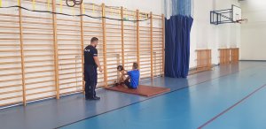 sala gimnastyczna, próbny test sprawnościowy, osoba wykonuje ćwiczenie