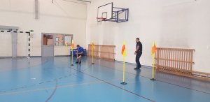 sala gimnastyczna, próbny test sprawnościowy, osoba wykonuje ćwiczenie