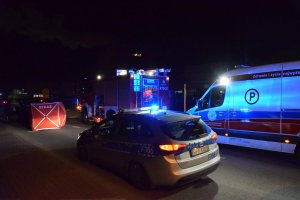 Wypadek w Wielkiej woli na foto widać samochody wszystkich służb ratunkowych oraz parawan
