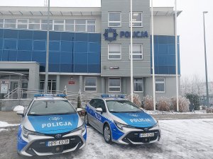 zaparkowane nowe radiowozy policji. Oznakowane, stoją przed budynkiem KPP w Opocznie