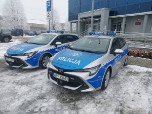 zaparkowane nowe radiowozy policji. Oznakowane, stoją przed budynkiem KPP w Opocznie