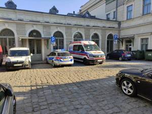 radiowóz  stoi zaparkowany obok karetki pogotowia pod dworcem pkp w Przemyślu