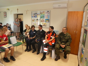 spotkanie w powiatowym urzędzie pracy w Opocznie, na zdjęciach widać zaproszonych gości przedstawicieli policji, straży pożarnej, ratowników medycznych, wojska, w tle widać także dzieci