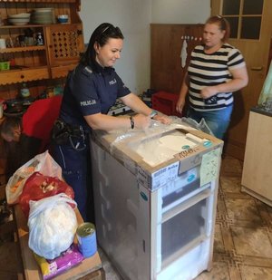 Policjantka oraz pracownicy sklepu  wybierają kuchnie gazową, mutują w domu , widać stojąca policjantkę na tle samochodu dostawczego oraz rozpakowującą kuchnię w domu . Na zdjęciach widać także wolontariuszy w schronisku dla zwierząt