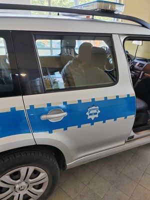 odzyskane akcesoria medyczne z napisem SOR Opoczno, zatrzymany w radiowozie policji