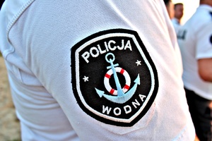 zdjęcie rękaw koszulki z napisem Policja wodna