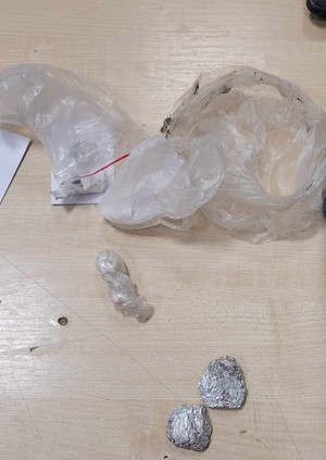 biały proszek w zawiniątku lezy na stole