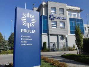 budynek komendy policji, napis policja.