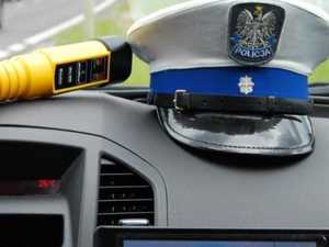 biała czapka policyjna, urządzenie do badania trzeźwości.