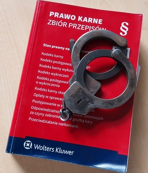 kodeks w czerwonej okładce, kajdanki.