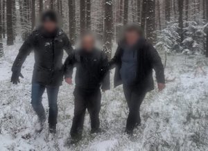 Policjanci prowadzą odnalezionego.