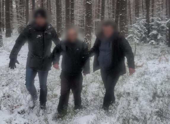 Policjanci prowadzą odnalezionego.