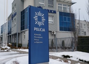 budynek komendy policji zimą.