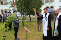 Księża kapelani poświęcają tablice pamiątkową