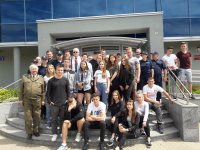 młodziez z liceum w łodzi     oraz policjanci   zdjecie grupowe na tle komendy policji w opocznie