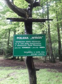 tablicka informujaca o WYksuie jako miejscu w ktorym zginęli żołnierze AK